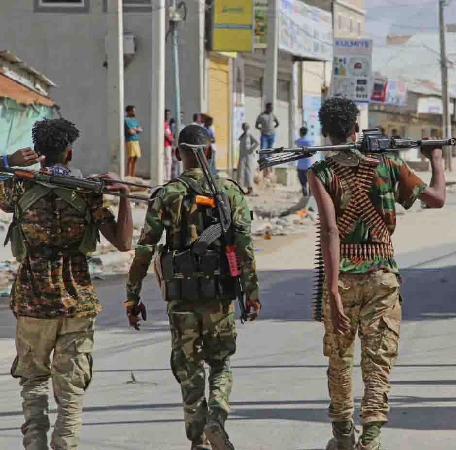 Saddex askari oo dhex socda Muqdisho.jpg